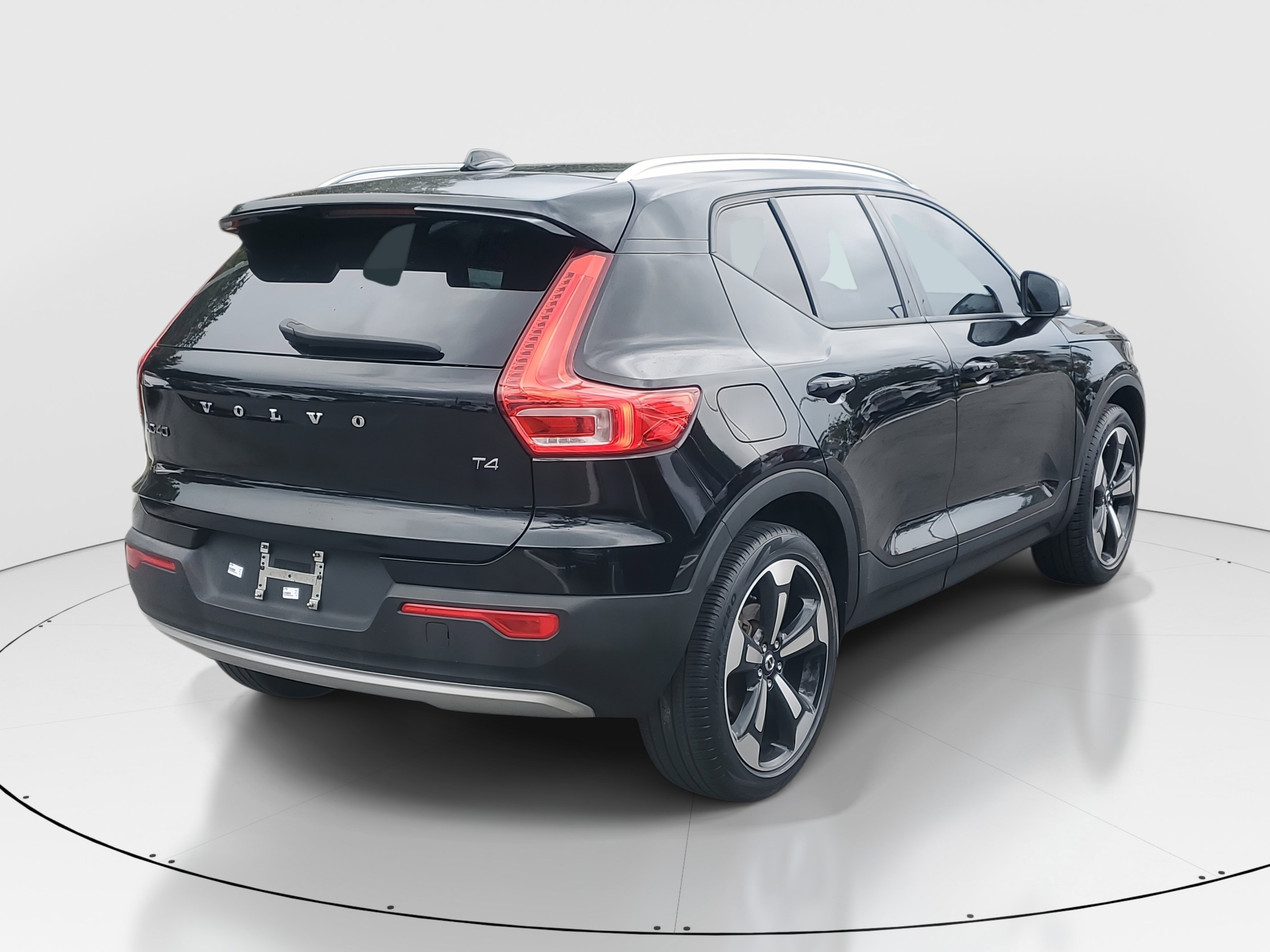 Used 2021 Volvo XC40 T4 Momentum w/ Protection Package Premier image 7