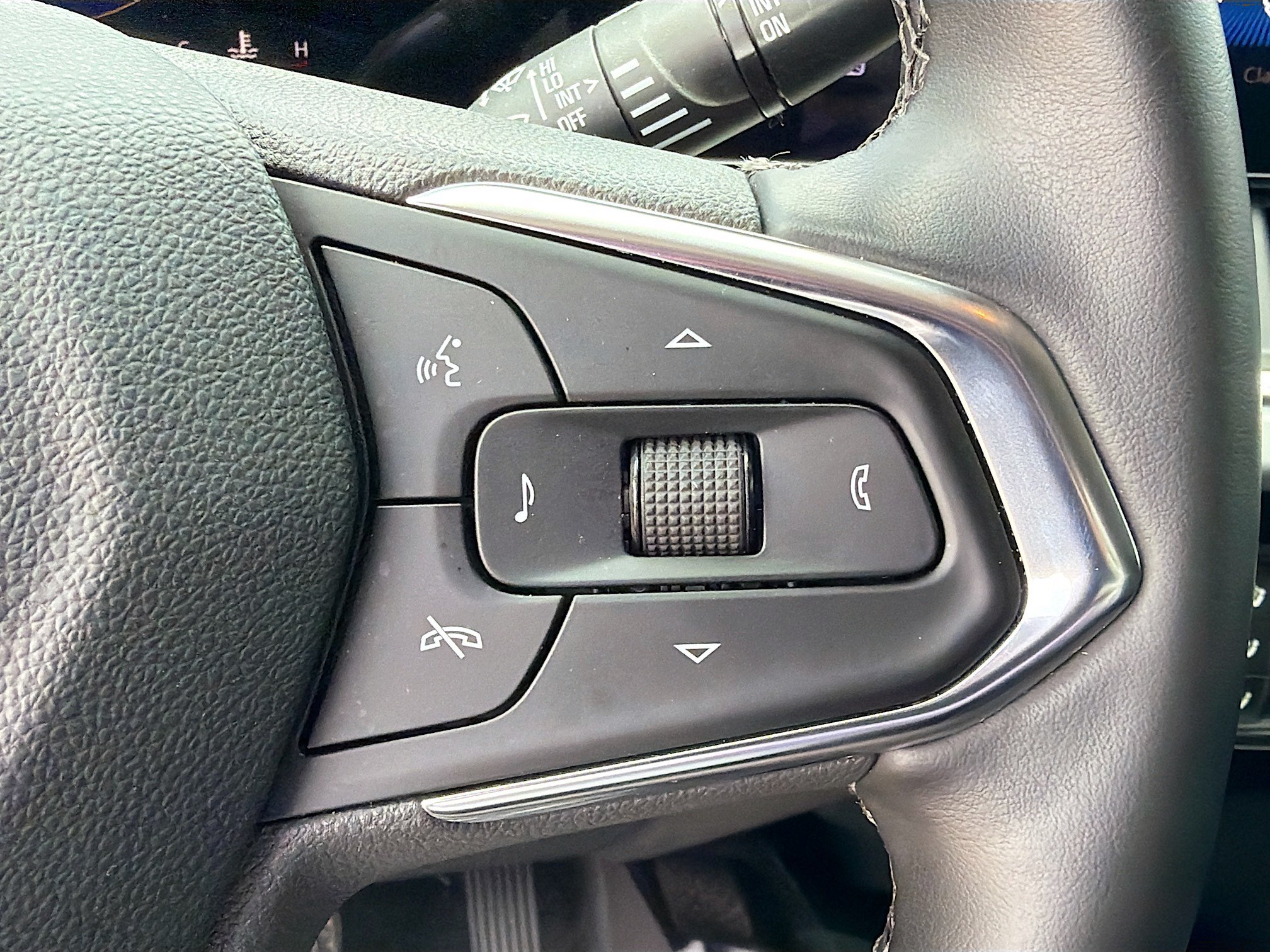 Used 2025 Chevrolet Trax LT w/ LT Convenience Package FWD image 36