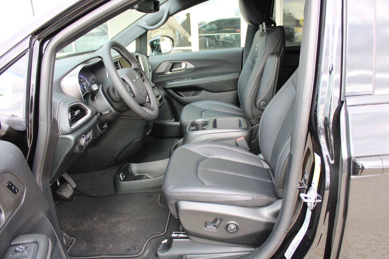 New 2026 Chrysler Pacifica Select FWD image 12