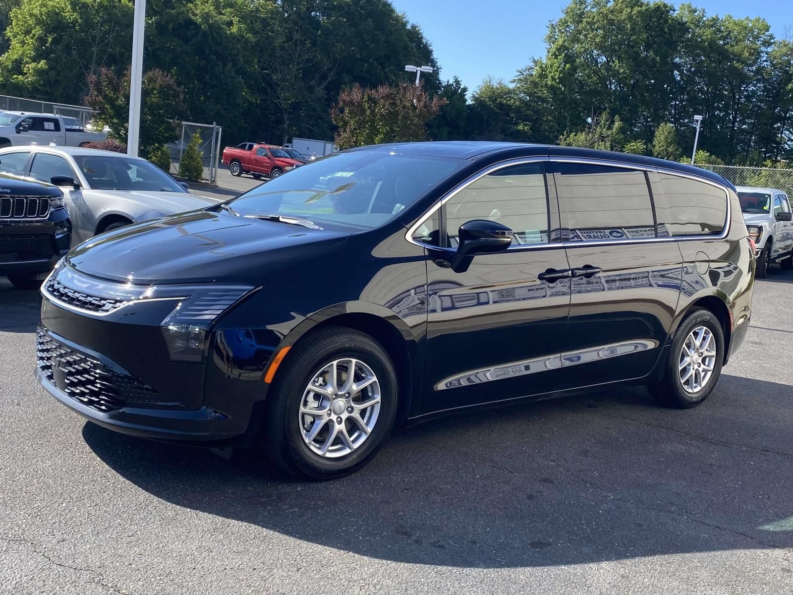 New 2027 Chrysler Pacifica Select FWD image 3