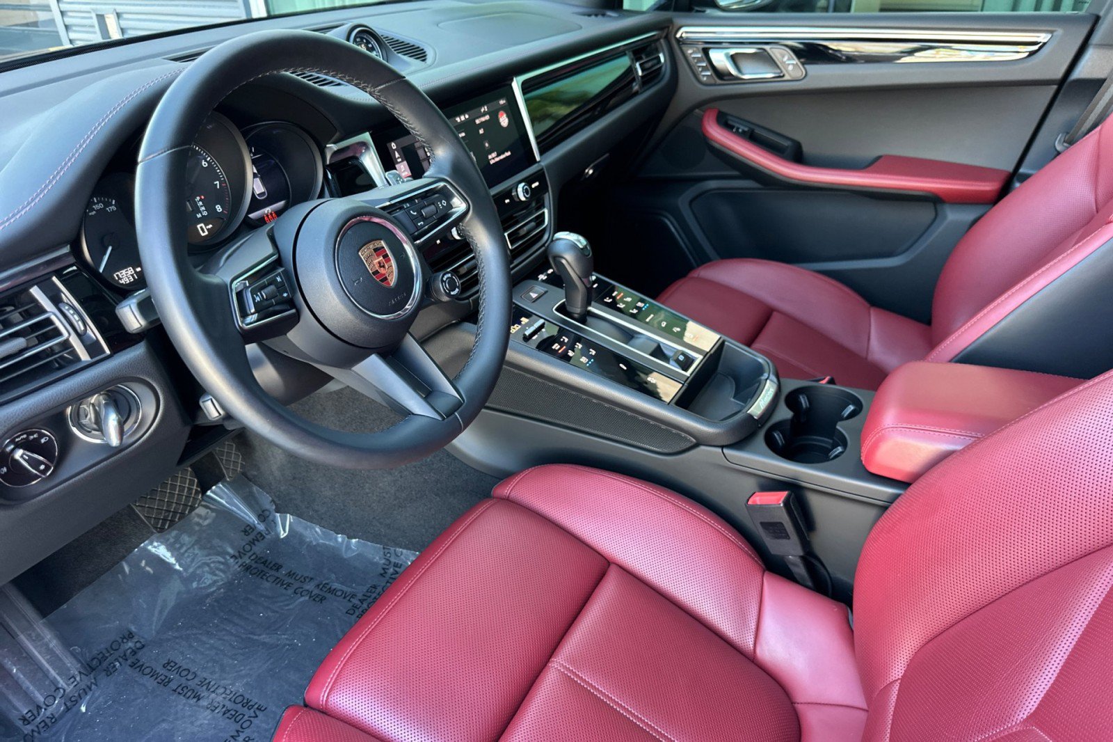Certified 2024 Porsche Macan AWD/4WD image 4