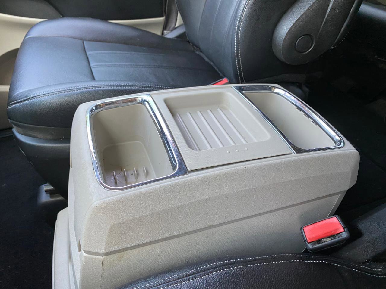 Used 2016 Chrysler Town & Country Touring FWD image 58