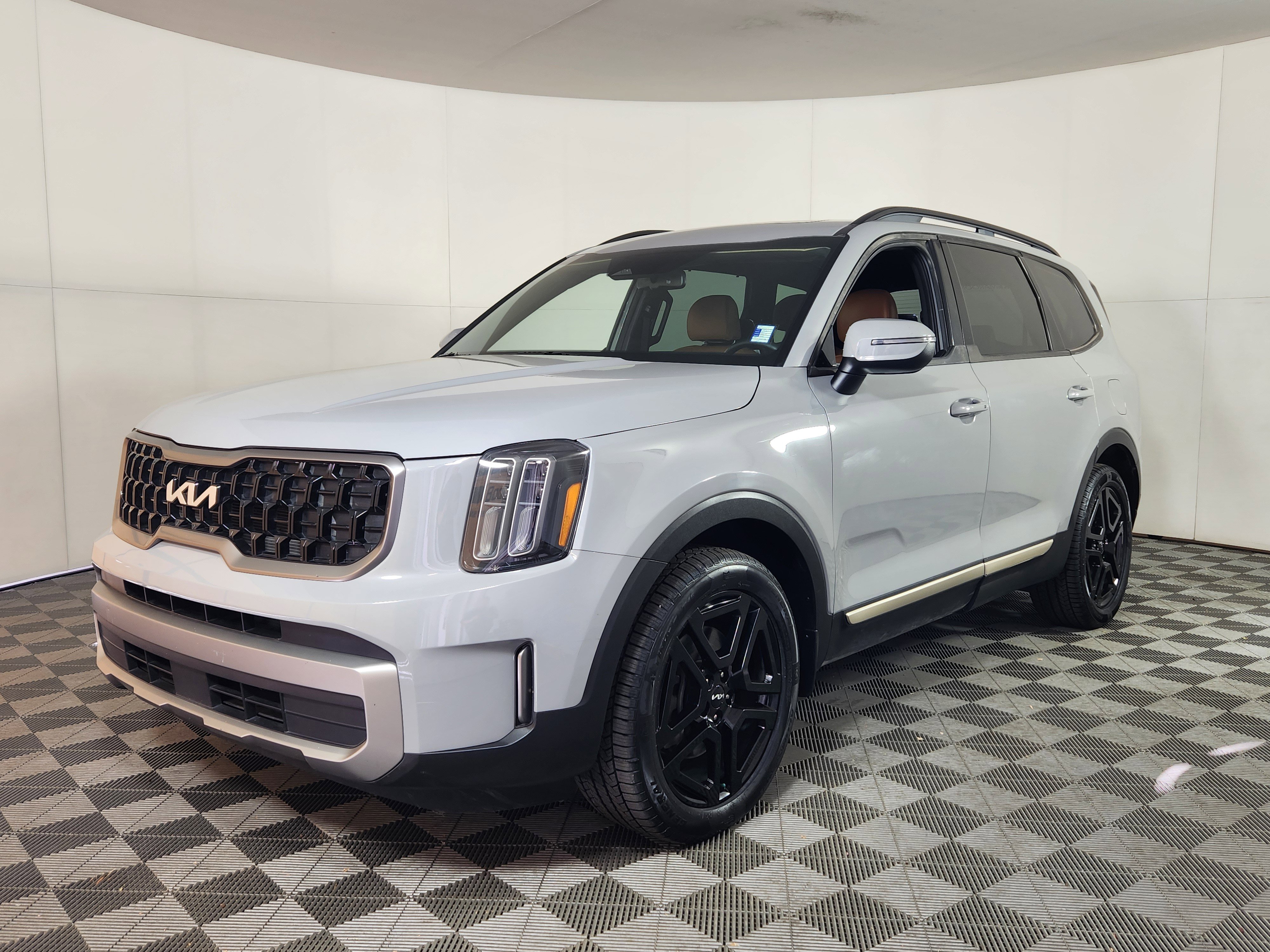 Used 2023 Kia Telluride EX X-Line image 3