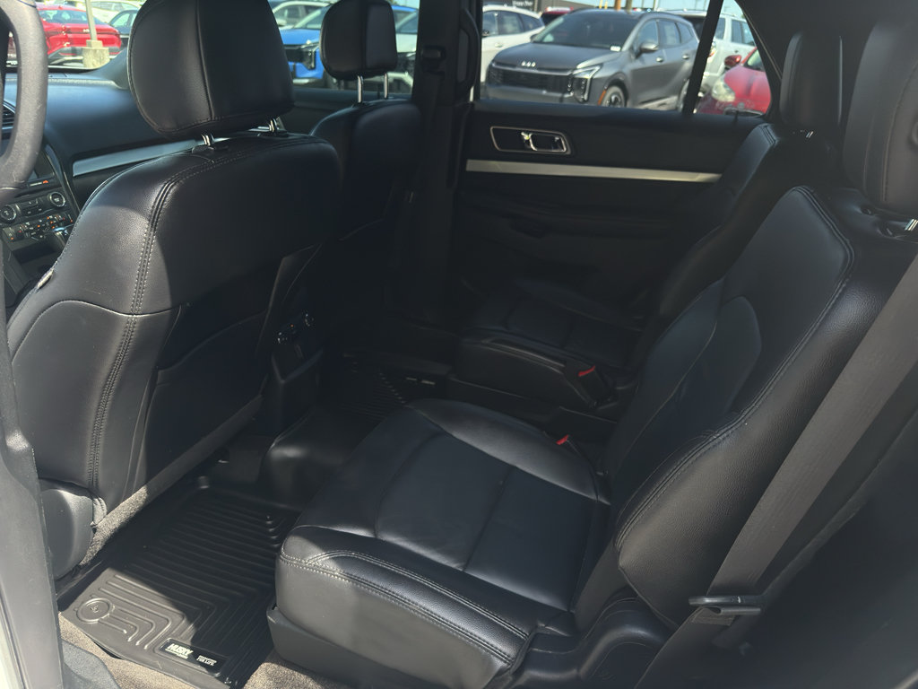 Used 2017 Ford Explorer XLT w/ Equipment Group 202A AWD/4WD image 18