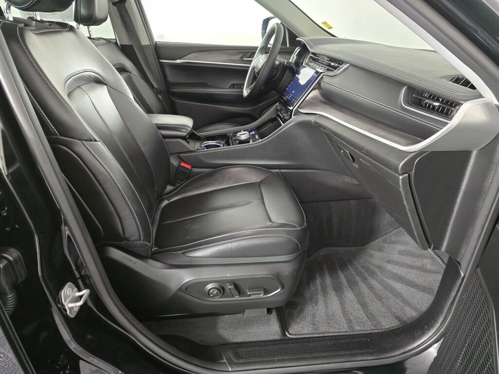 Used 2023 Jeep Grand Cherokee Limited w/ Black Appearance Package image 41