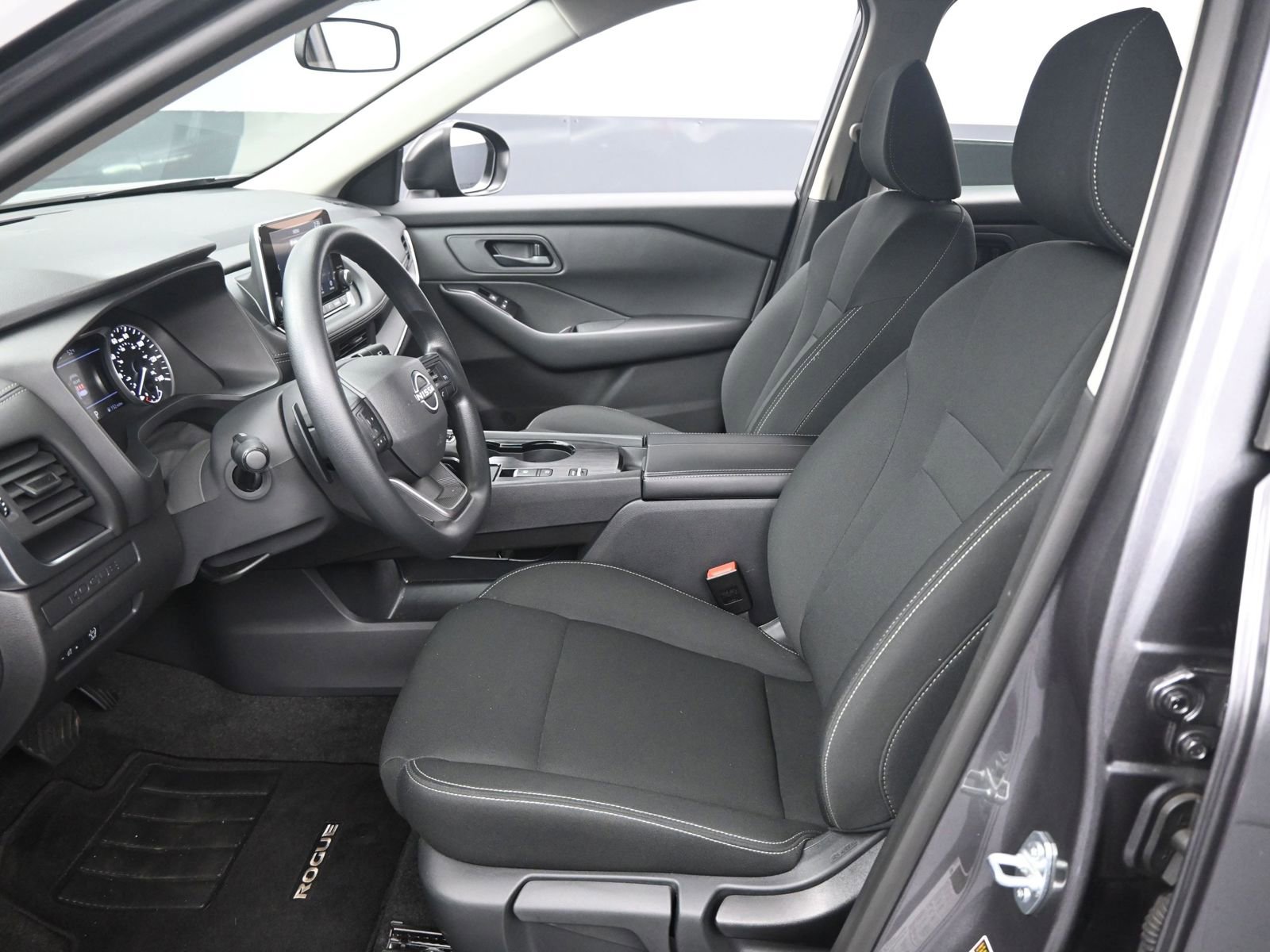 Used 2025 Nissan Rogue S image 9