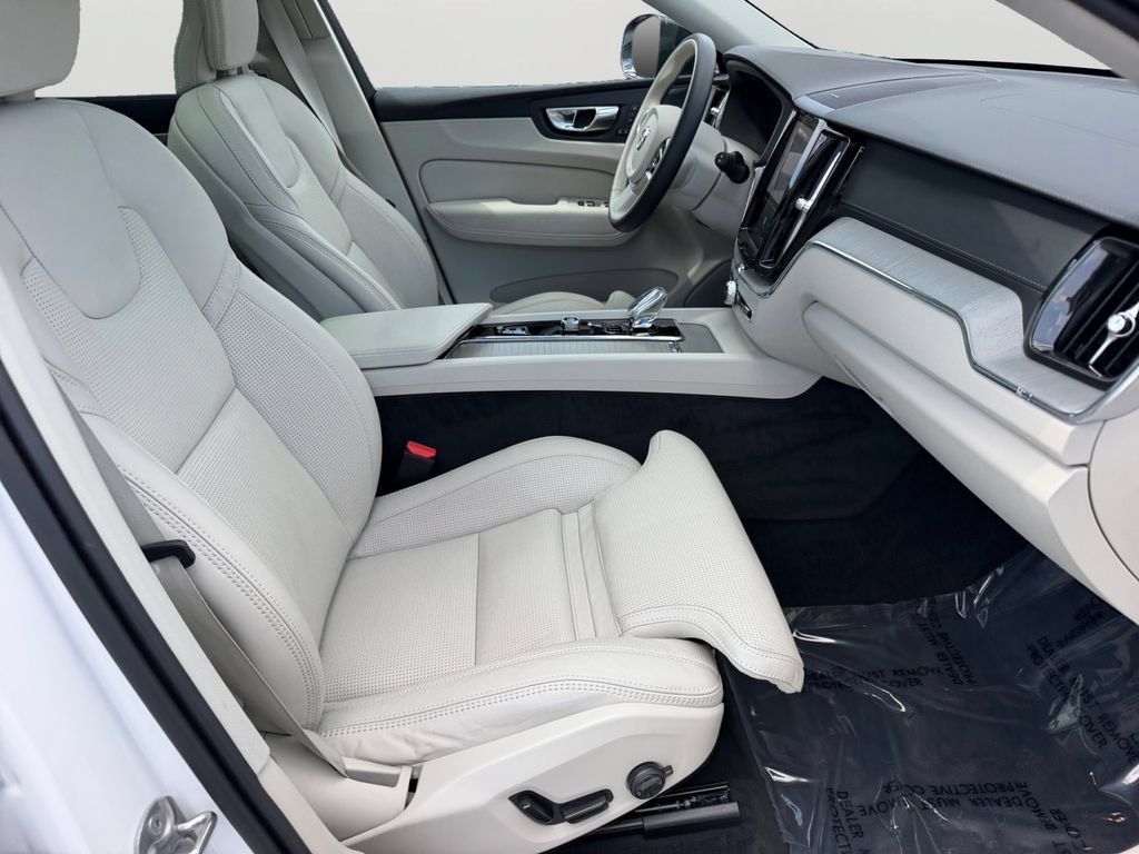 Certified 2025 Volvo XC60 B5 Ultra w/ Climate Package AWD/4WD image 8
