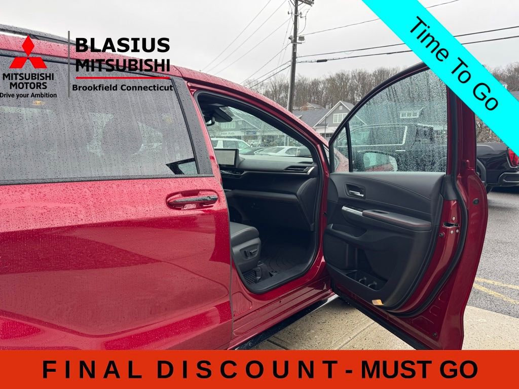 Used 2025 Toyota Sienna XSE w/ XSE Plus Package FWD image 16