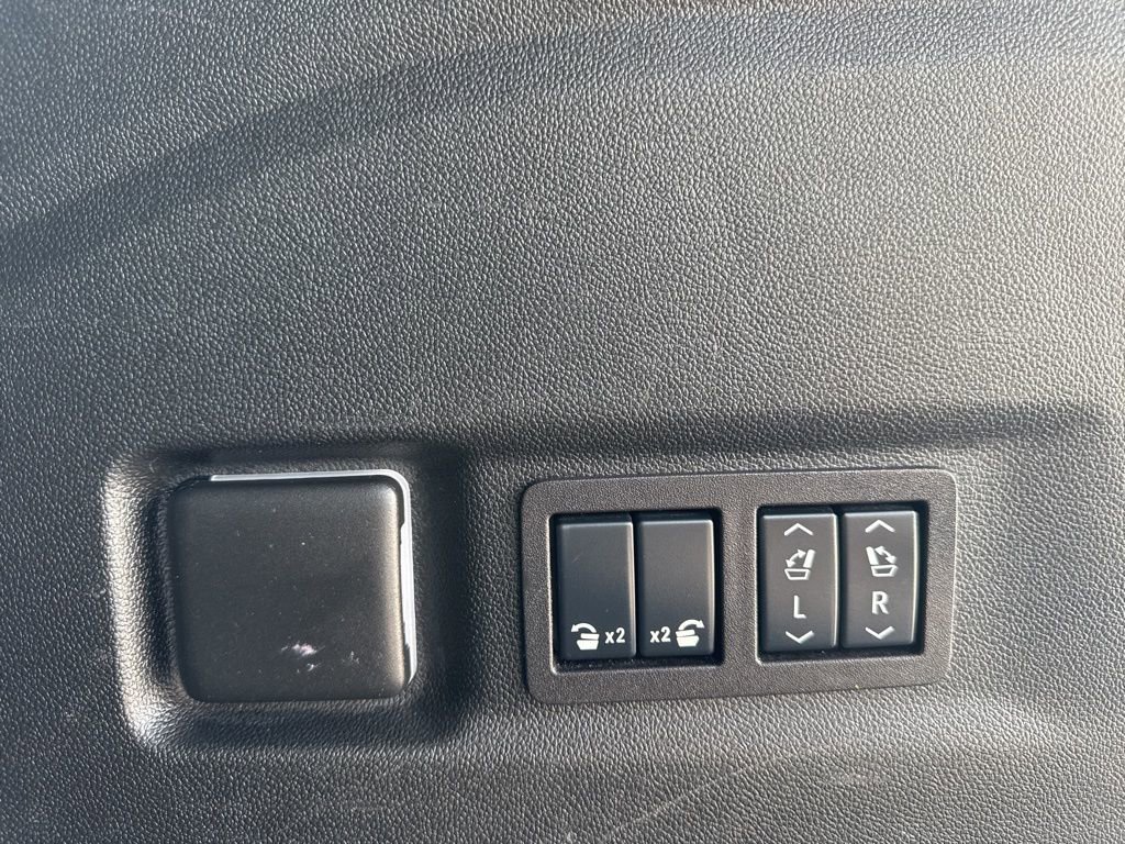 Used 2025 GMC Yukon XL Denali AWD/4WD image 34