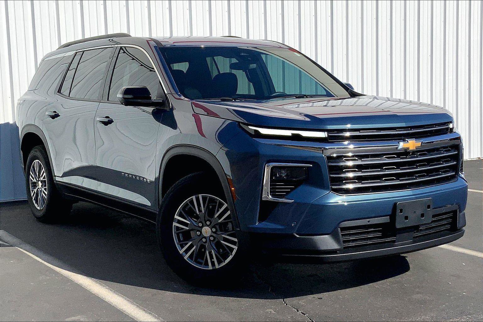 Used 2024 Chevrolet Traverse LT w/ Enhanced Driving Package image 2