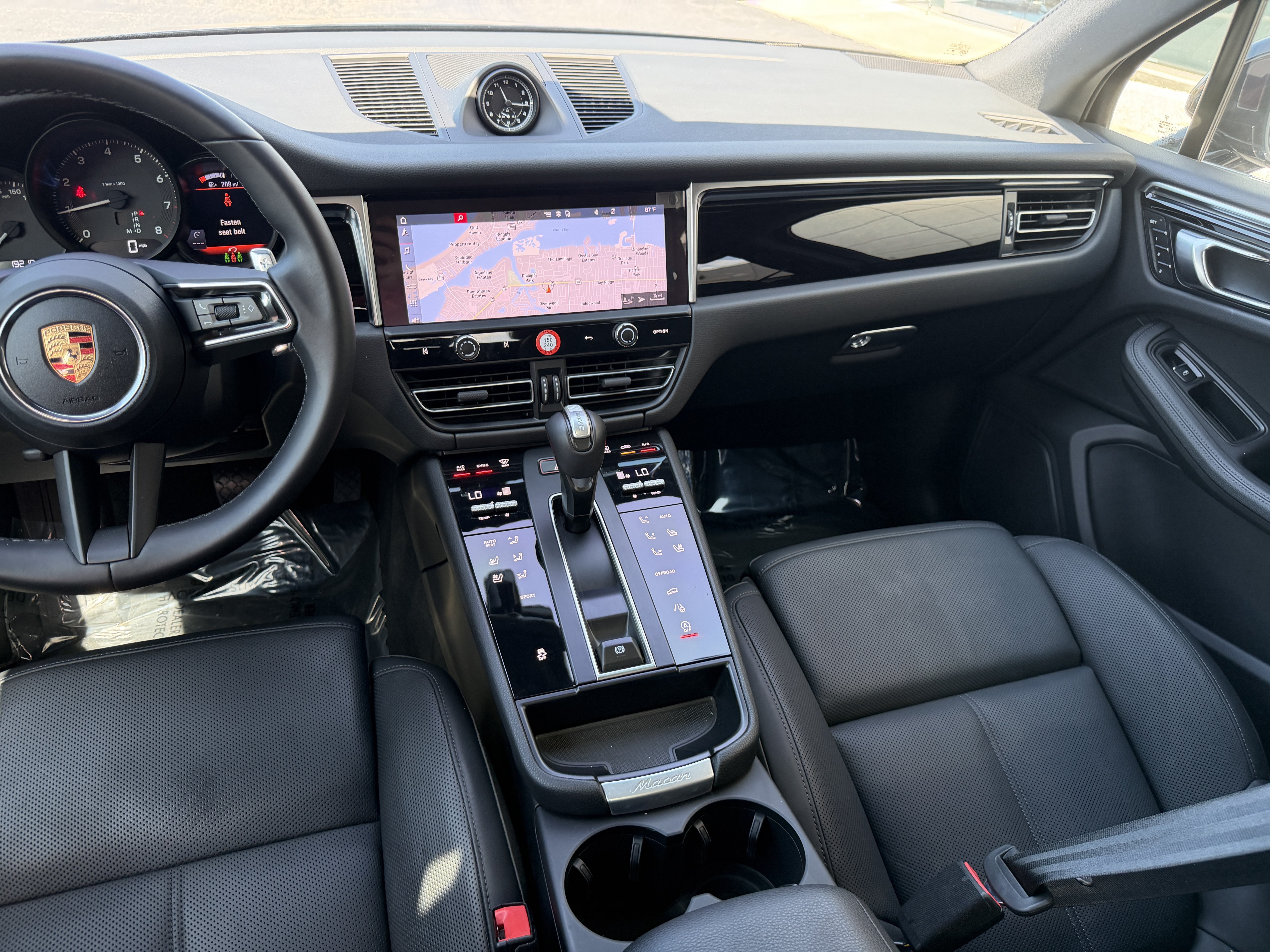 Certified 2024 Porsche Macan AWD/4WD image 16