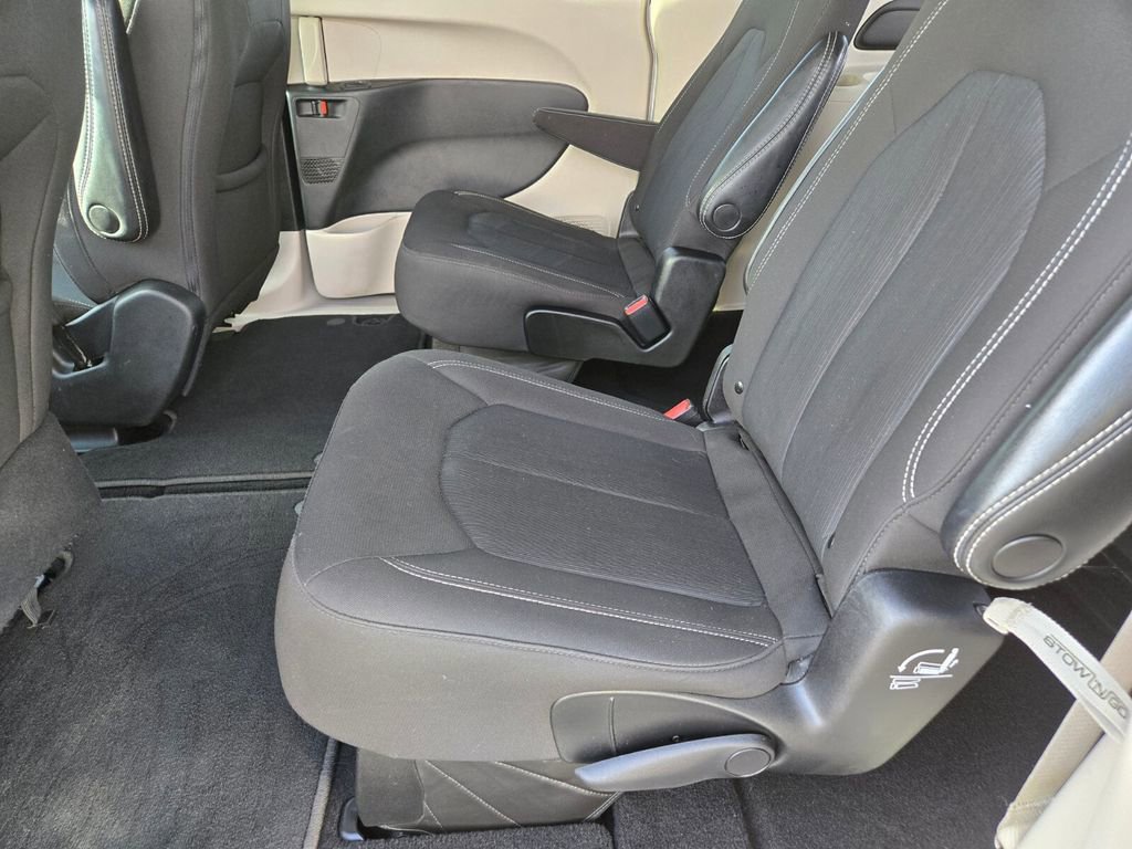 Used 2023 Chrysler Voyager LX image 11
