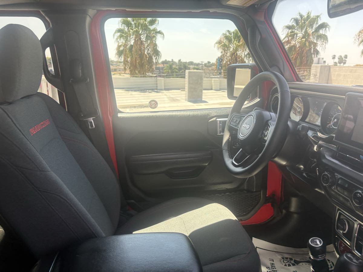 Used 2025 Jeep Wrangler Unlimited Rubicon w/ Convenience Group AWD/4WD image 30