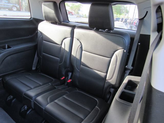 Used 2023 GMC Acadia SLT FWD image 17