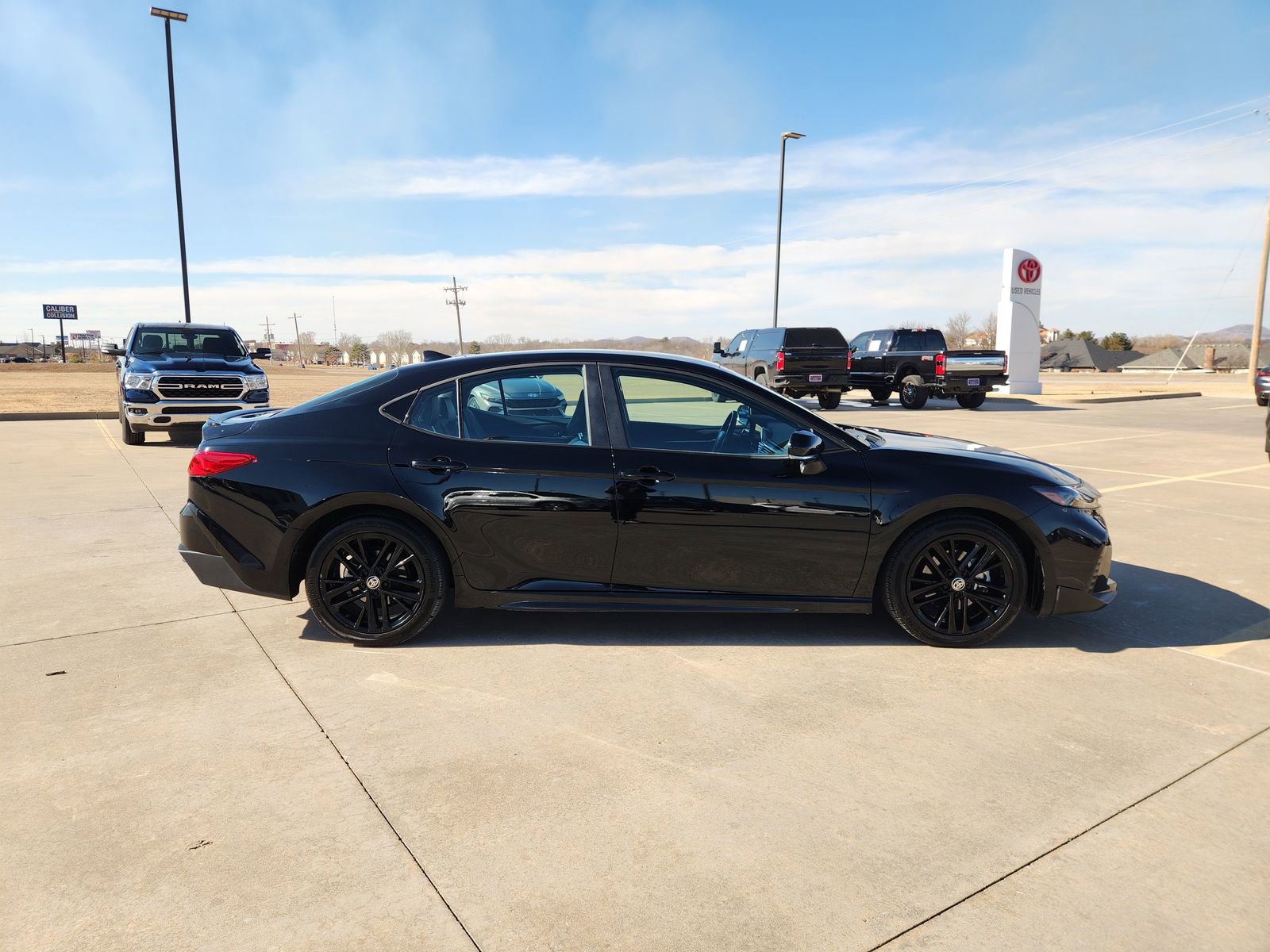 Used 2025 Toyota Camry SE w/ Convenience Package image 7