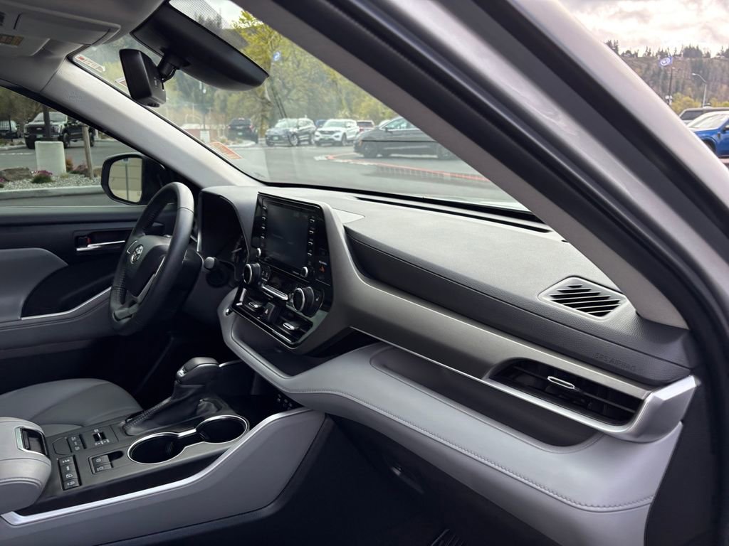 Used 2022 Toyota Highlander XLE AWD/4WD image 26