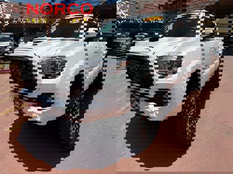 Used 2018 Toyota Tacoma TRD Sport w/ Technology Package image 4