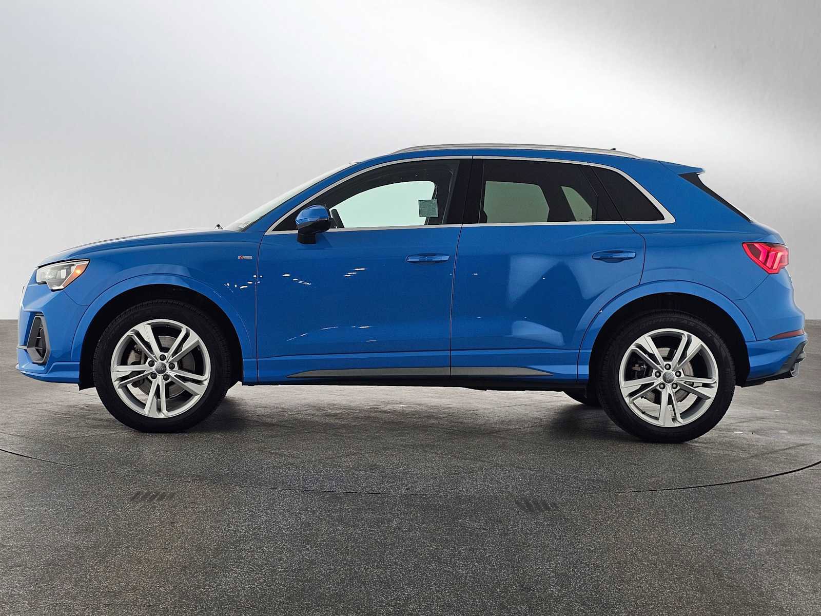 Used 2020 Audi Q3 2.0T Premium w/ Convenience Package image 3