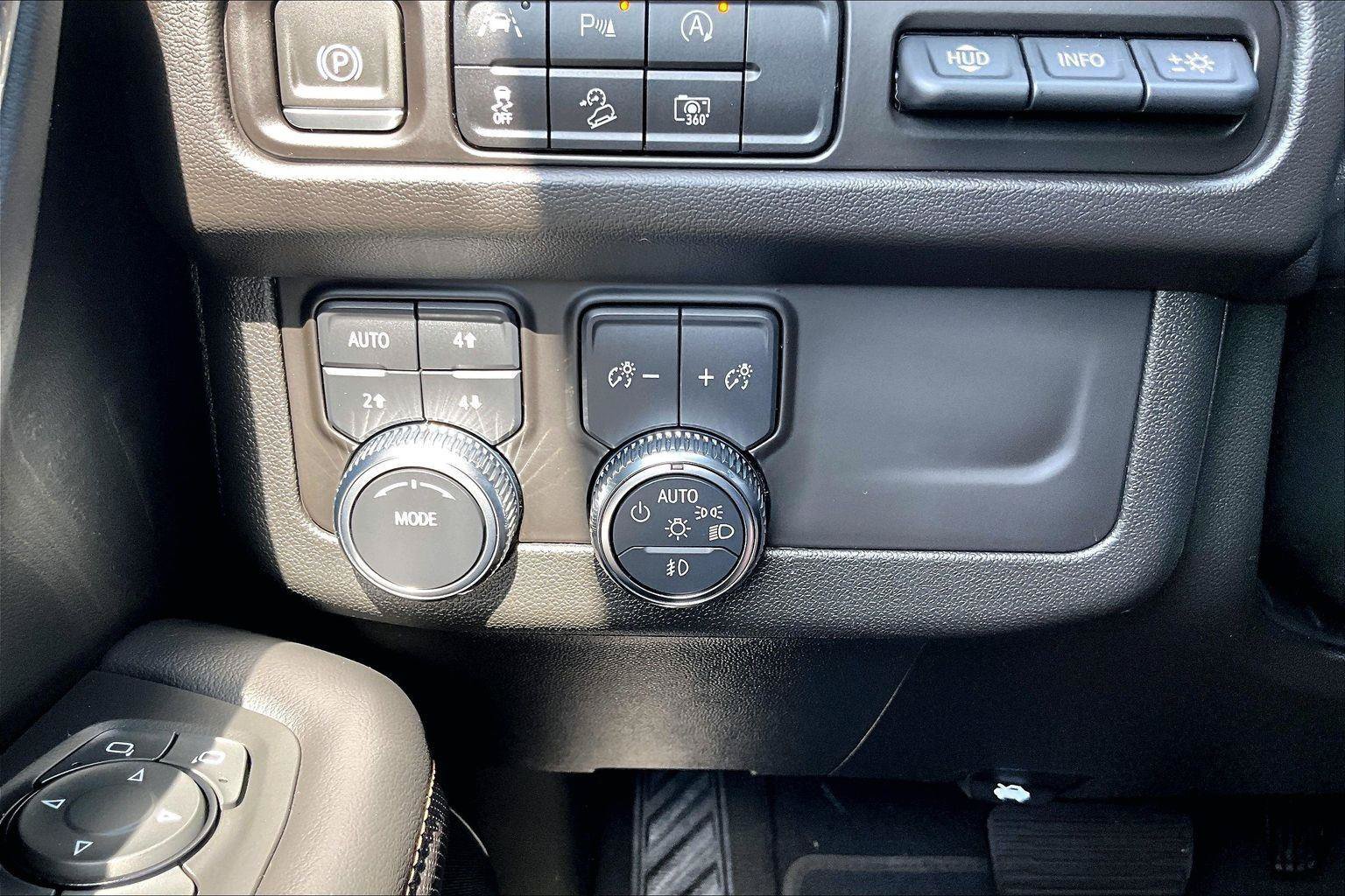 Used 2023 GMC Yukon XL AT4 w/ Technology Package AWD/4WD image 39