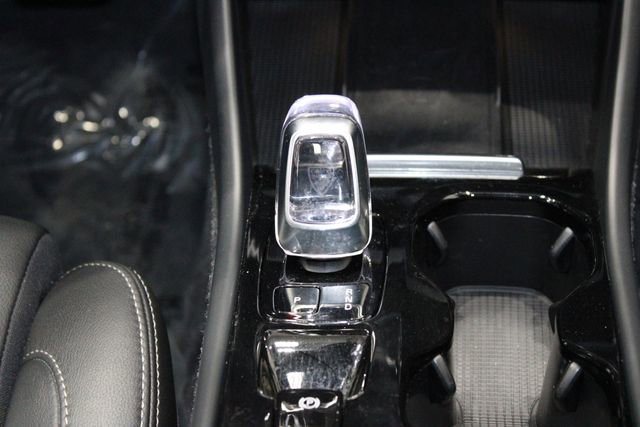 Used 2025 Volvo XC40 B5 Plus image 42