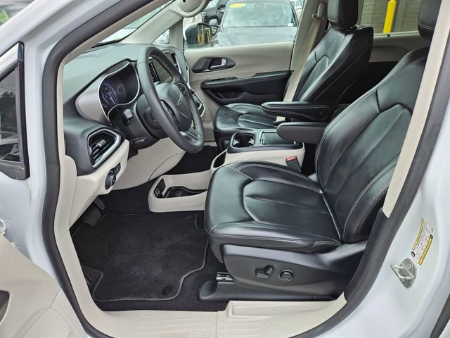 Used 2023 Chrysler Pacifica Touring-L FWD image 19