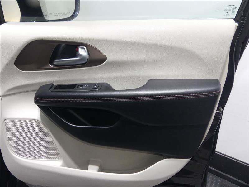 Used 2018 Chrysler Pacifica Touring-L Plus FWD image 19