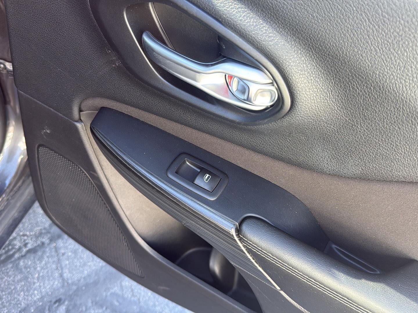 Used 2016 Jeep Cherokee Latitude w/ Cold Weather Group image 26