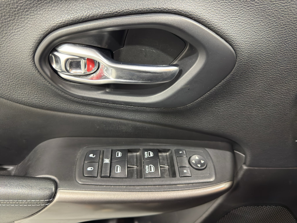 Used 2019 Jeep Cherokee Latitude Plus w/ Comfort/Convenience Group AWD/4WD image 24