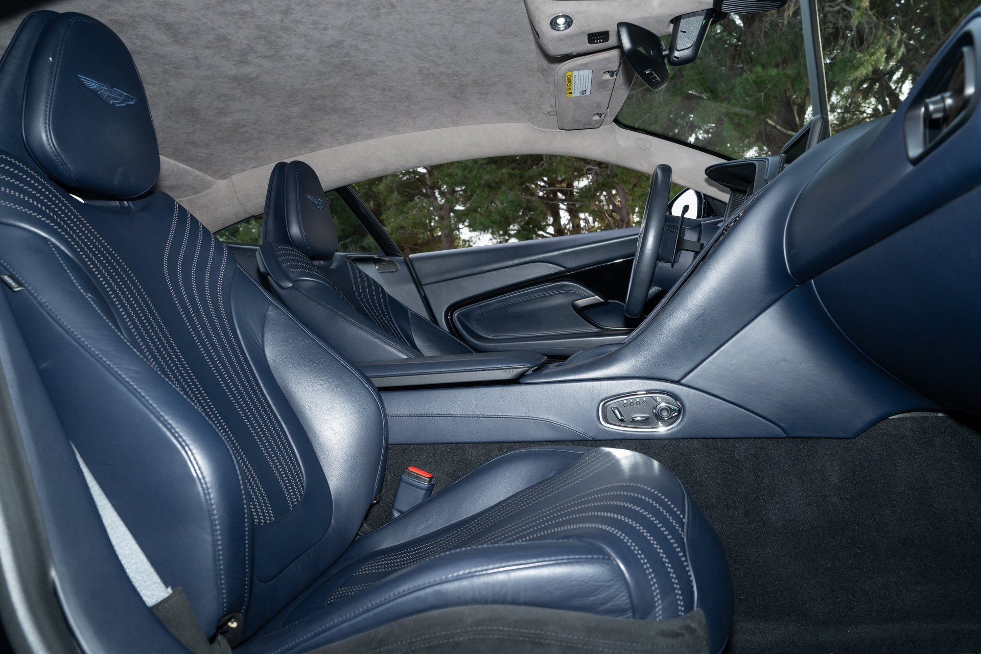 Used 2020 Aston Martin DB11 Coupe image 21