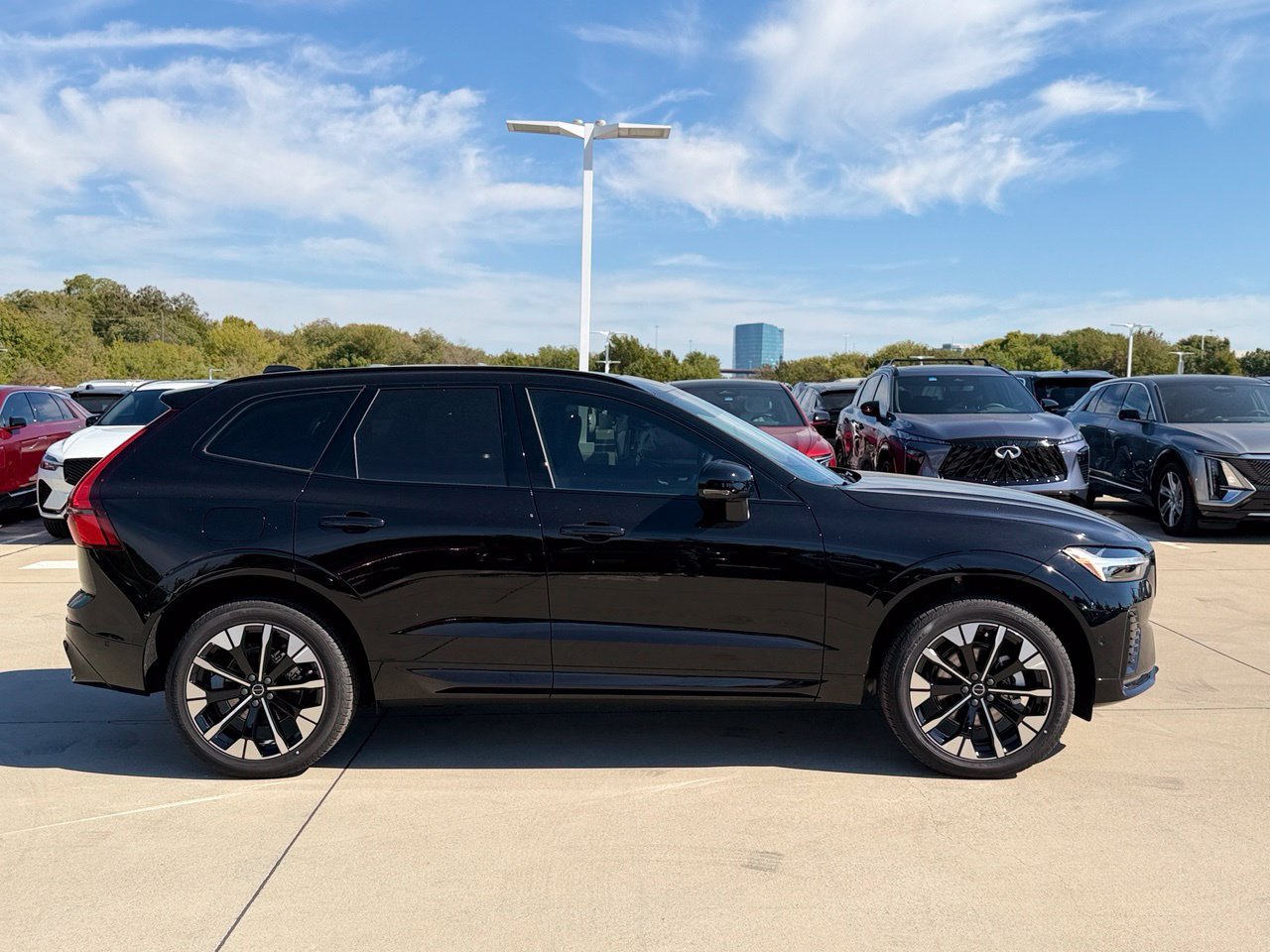 New 2027 Volvo XC60 B5 Plus AWD/4WD image 4