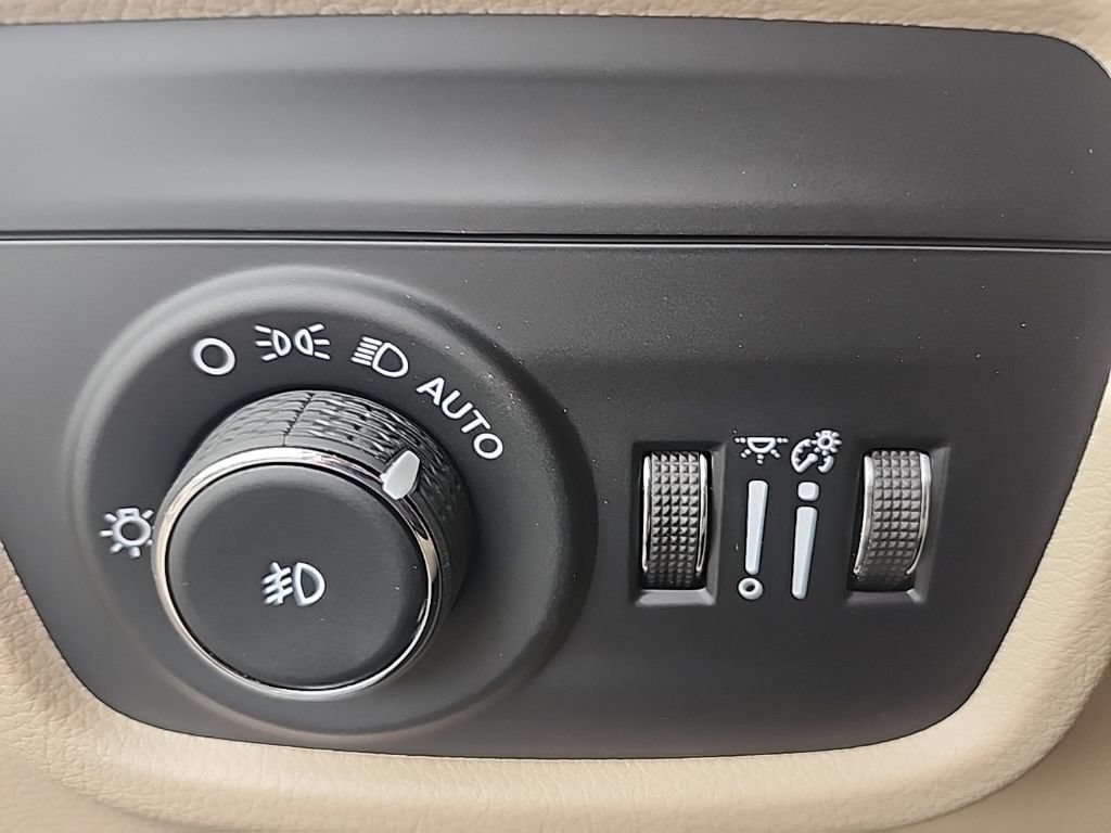 New 2026 Jeep Grand Cherokee Limited w/ Luxury Tech Group II RWD image 15