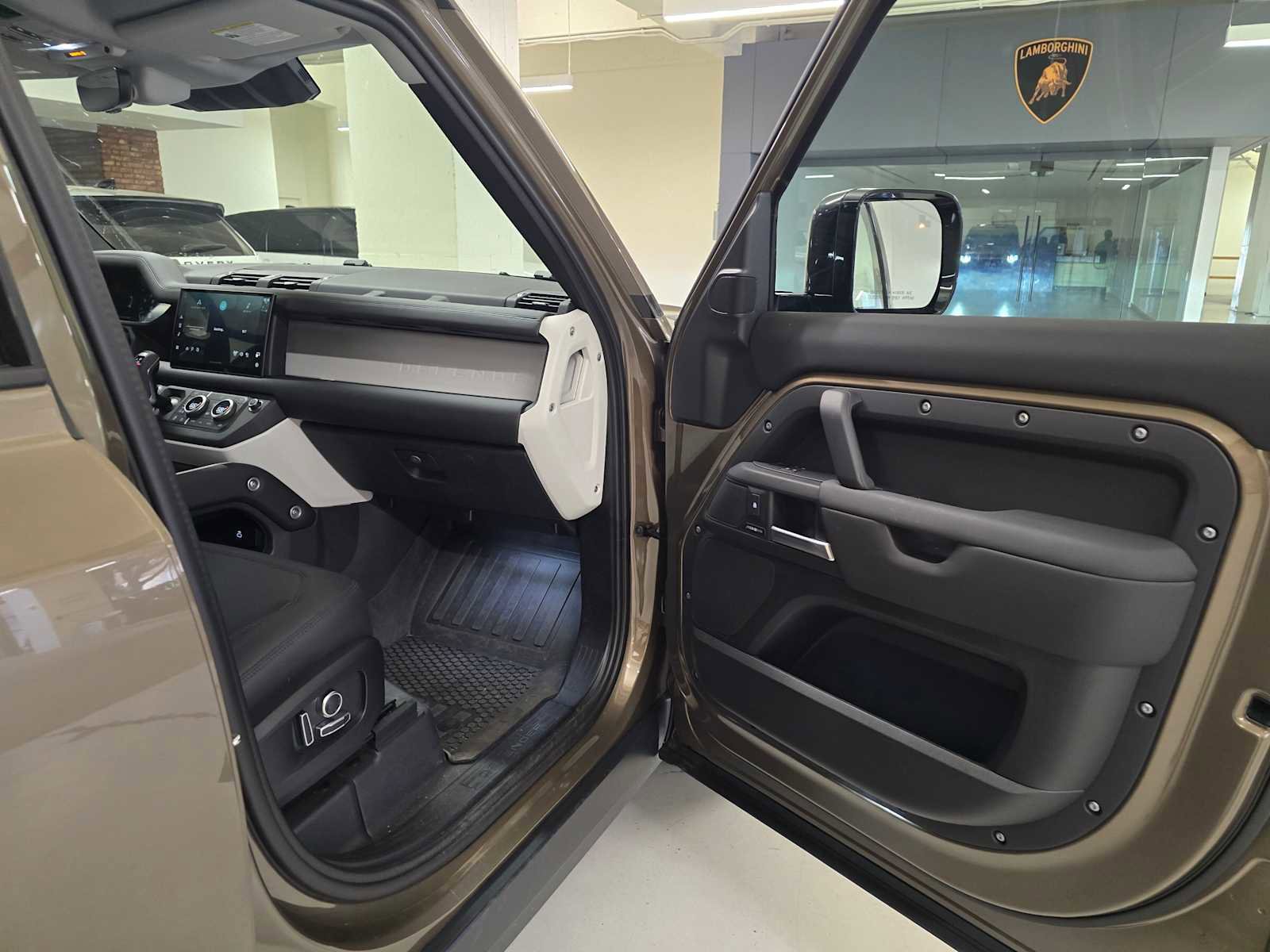 Used 2025 Land Rover Defender 130 S image 13