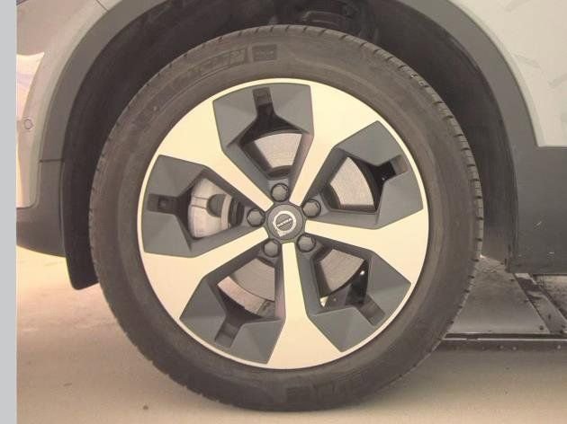 Certified 2025 Volvo XC40 B5 Plus AWD/4WD image 7