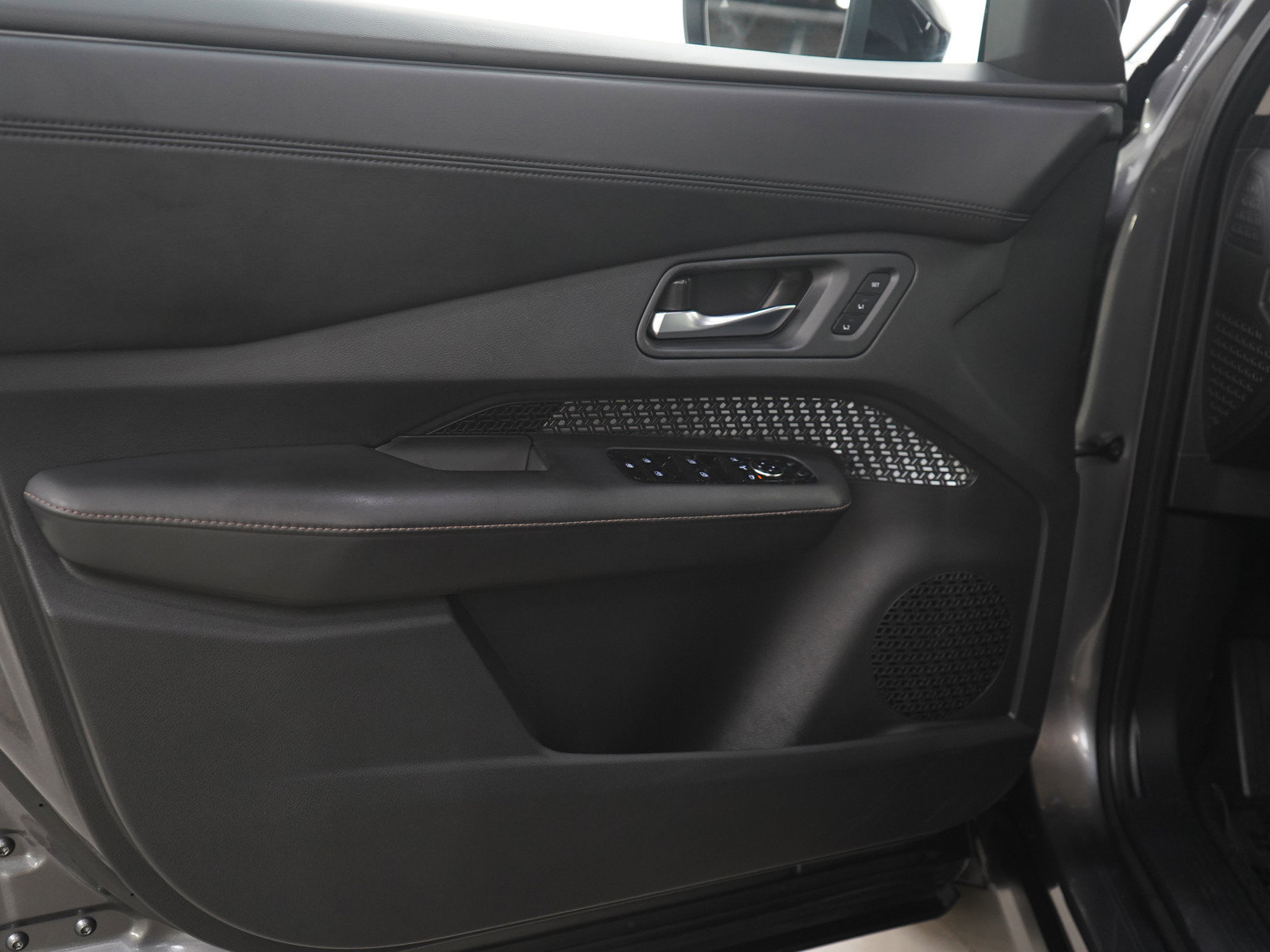 Used 2025 Nissan Ariya FWD image 18