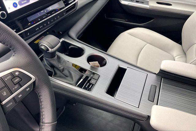 Used 2025 Toyota Sienna XLE image 17