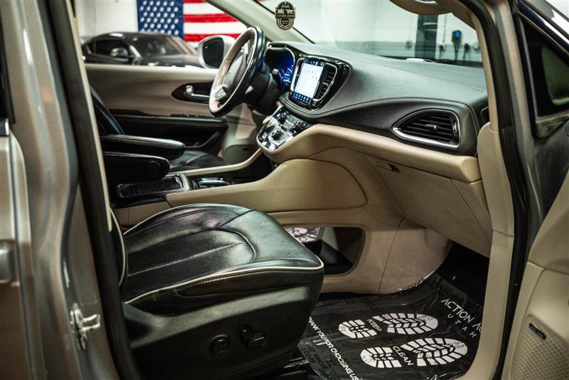 Used 2021 Chrysler Pacifica Limited w/ Uconnect Theater Family Group FWD image 13