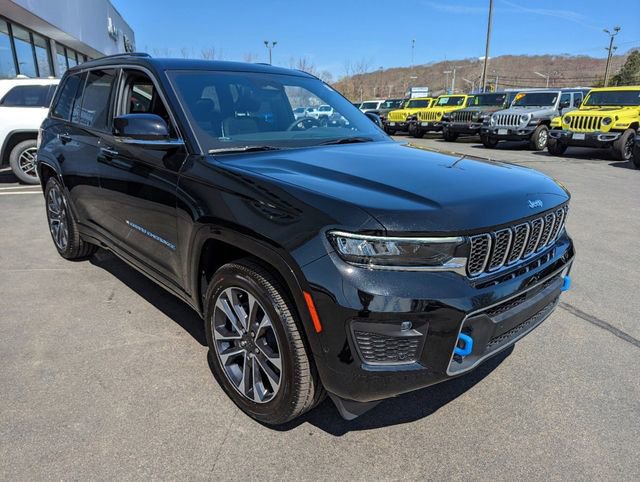 Used 2022 Jeep Grand Cherokee Overland w/ Luxury Tech Group IV AWD/4WD image 2
