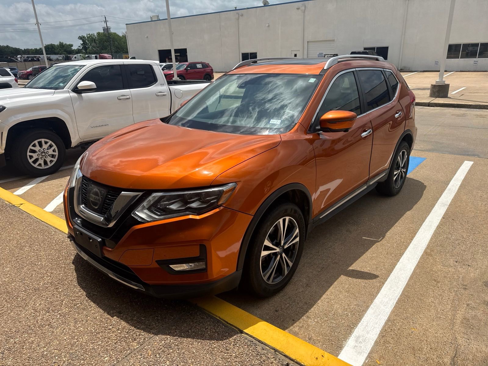 Used 2017 Nissan Rogue SL w/ SL Premium Package AWD/4WD image 3