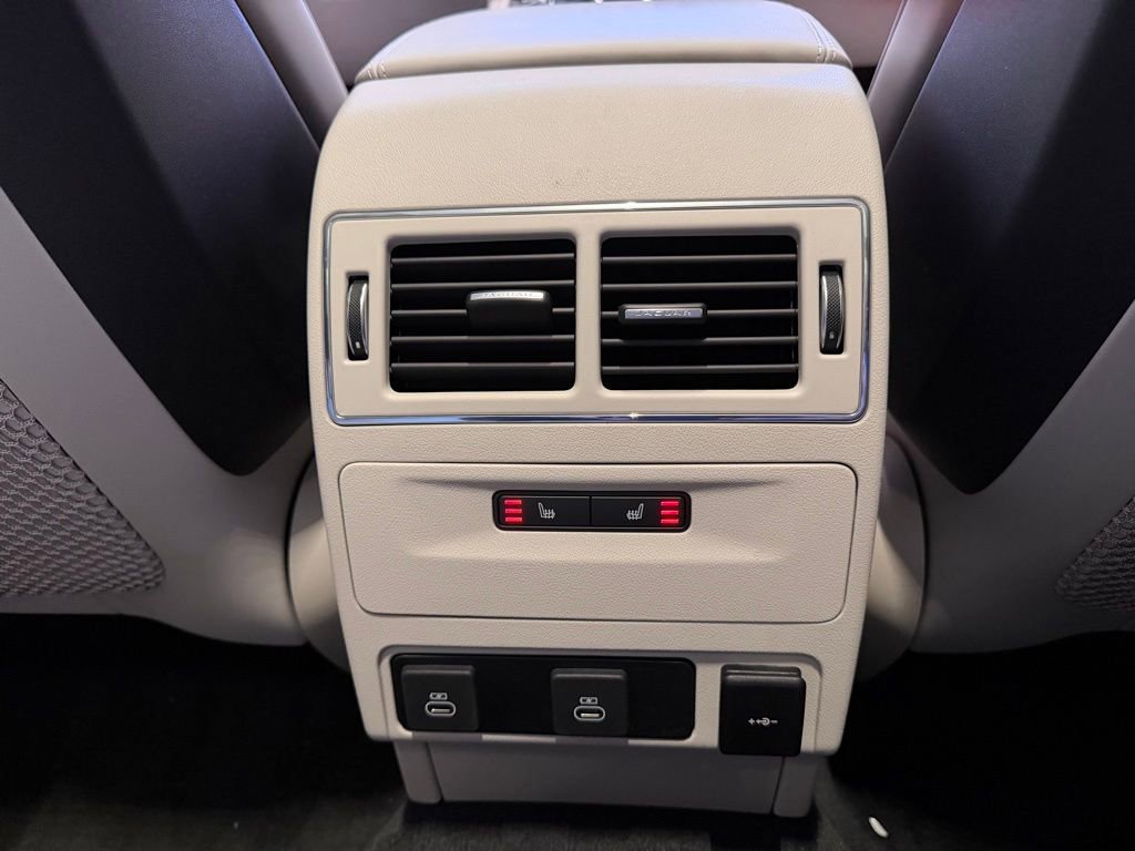 New 2025 Jaguar F-PACE R-Dynamic S image 17