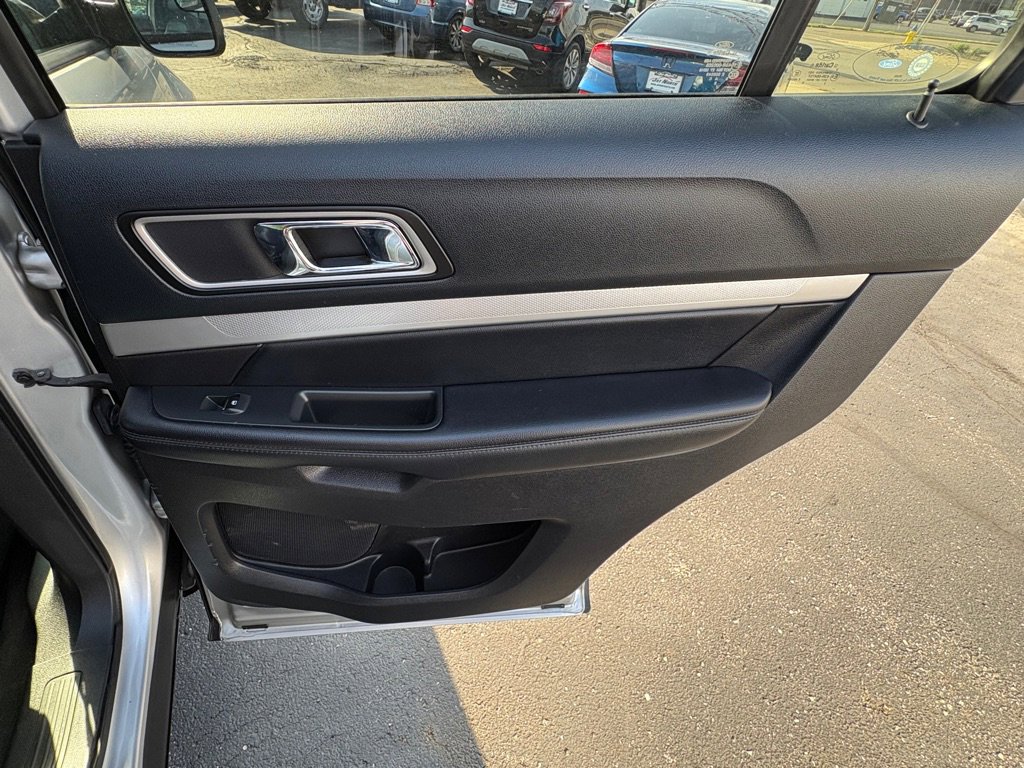 Used 2016 Ford Explorer XLT w/ Equipment Group 202A image 16
