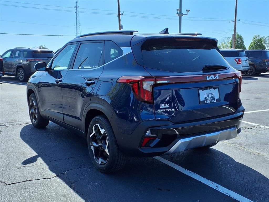 Used 2025 Kia Seltos EX AWD/4WD image 2