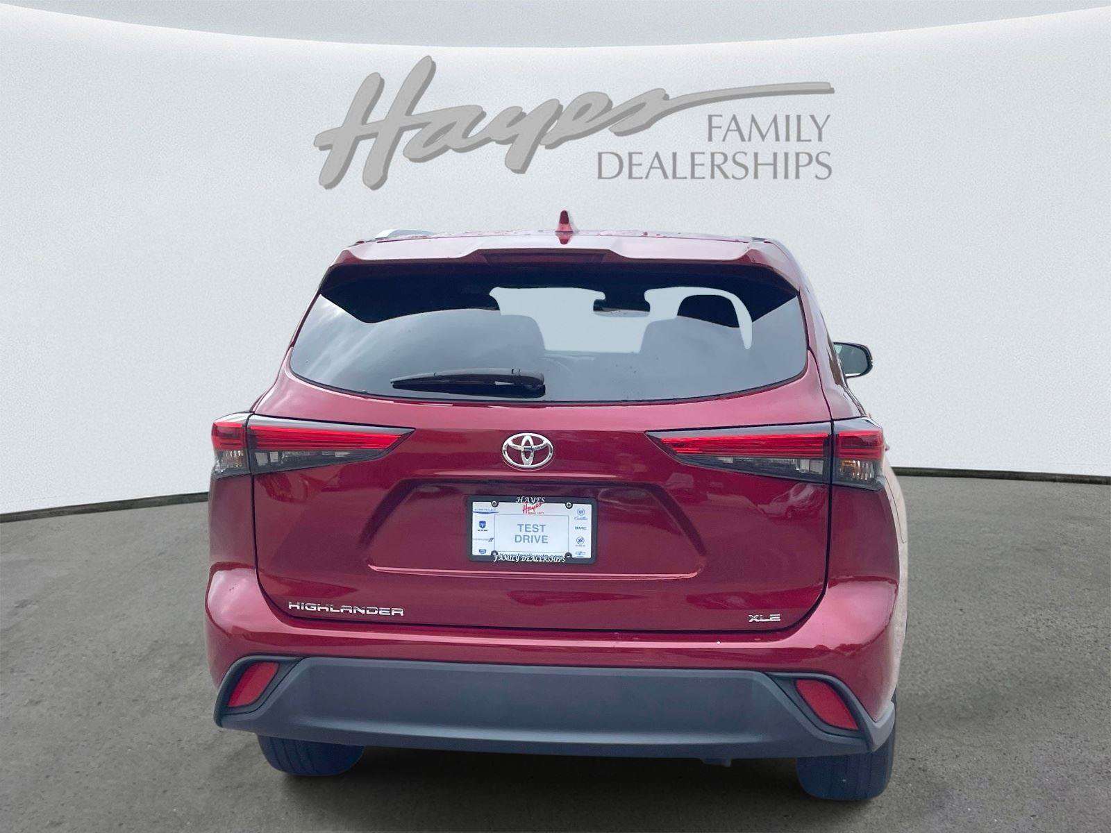 Used 2023 Toyota Highlander XLE FWD image 4