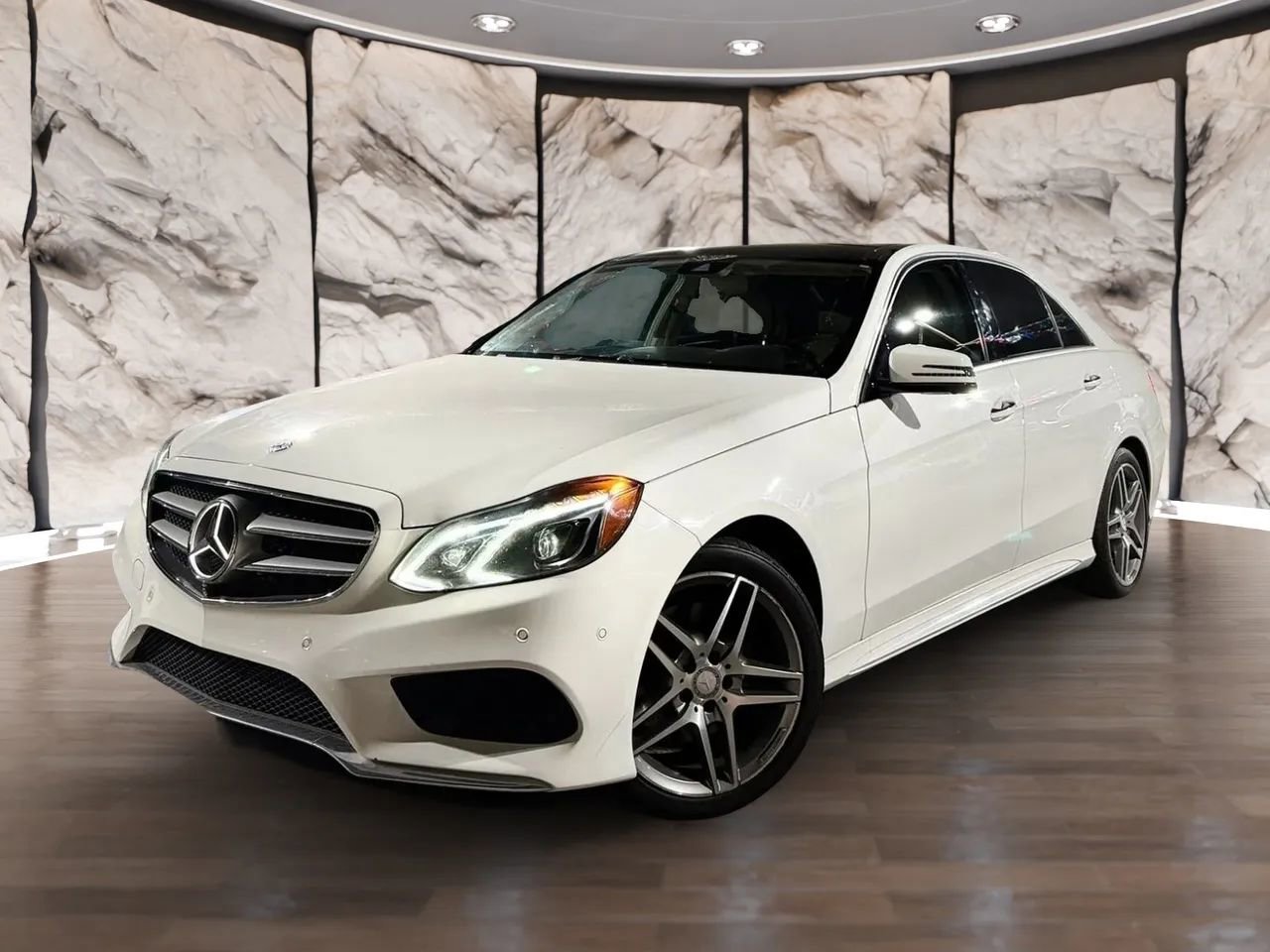 Used 2015 Mercedes-Benz E 400 Sedan w/ Lighting Package image 3