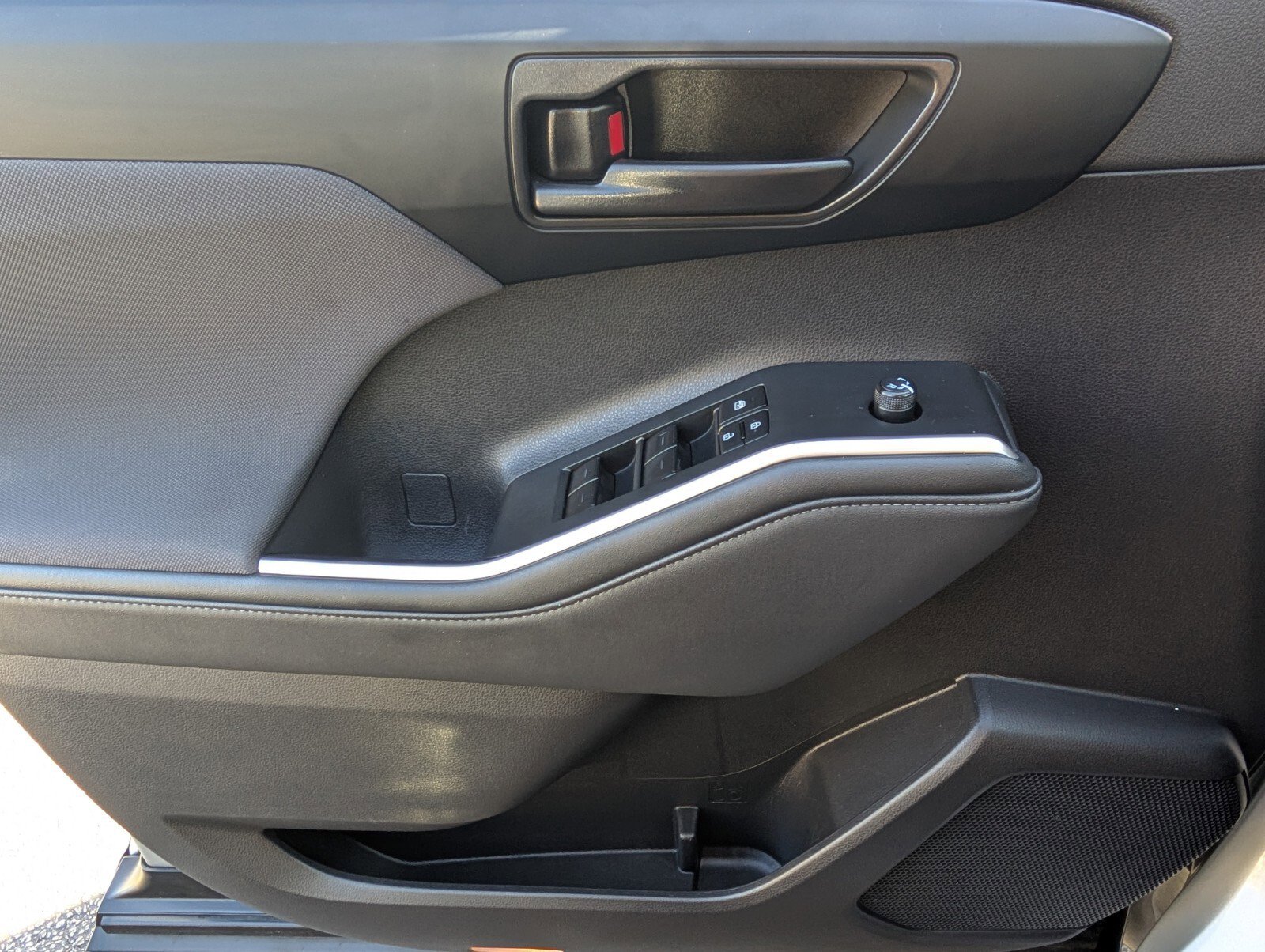 Used 2022 Toyota Highlander LE image 32