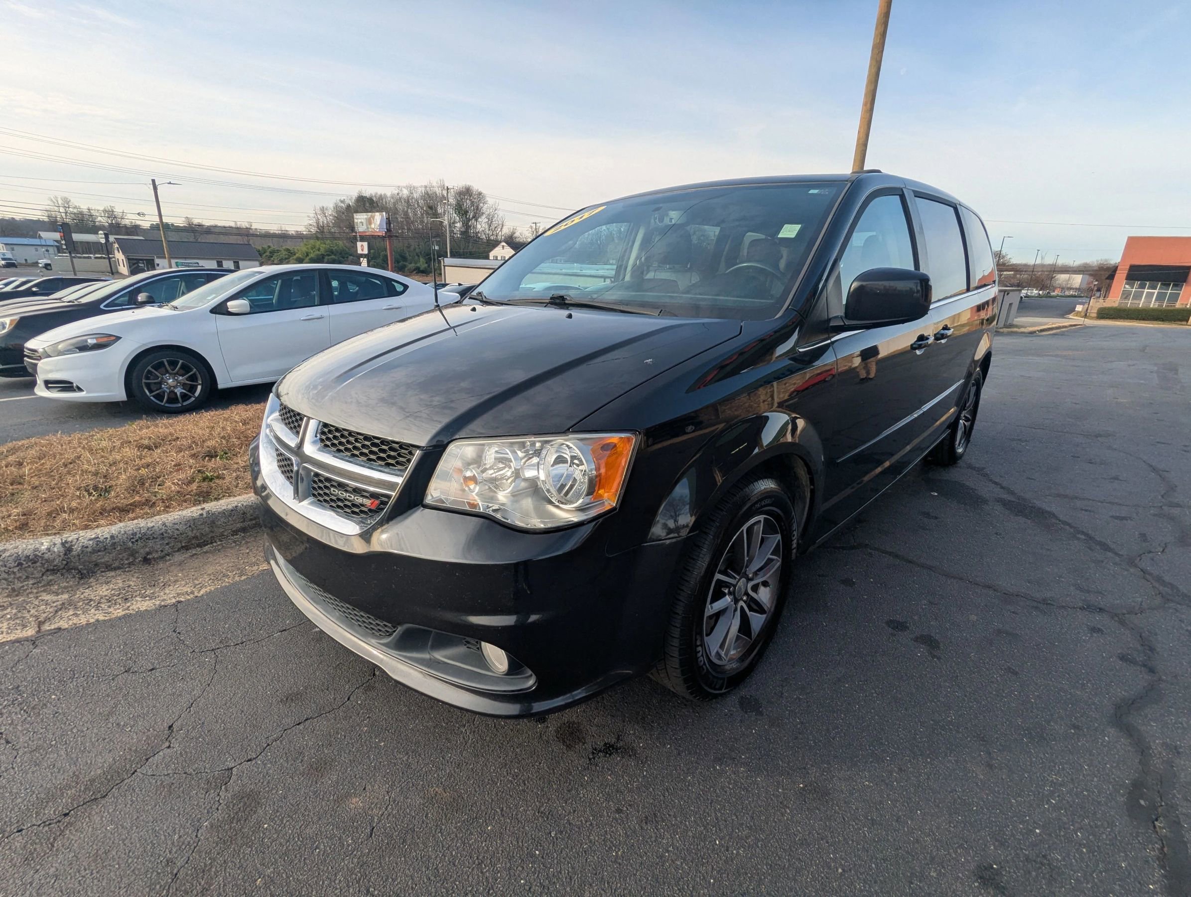 Used 2017 Dodge Grand Caravan SXT image 3