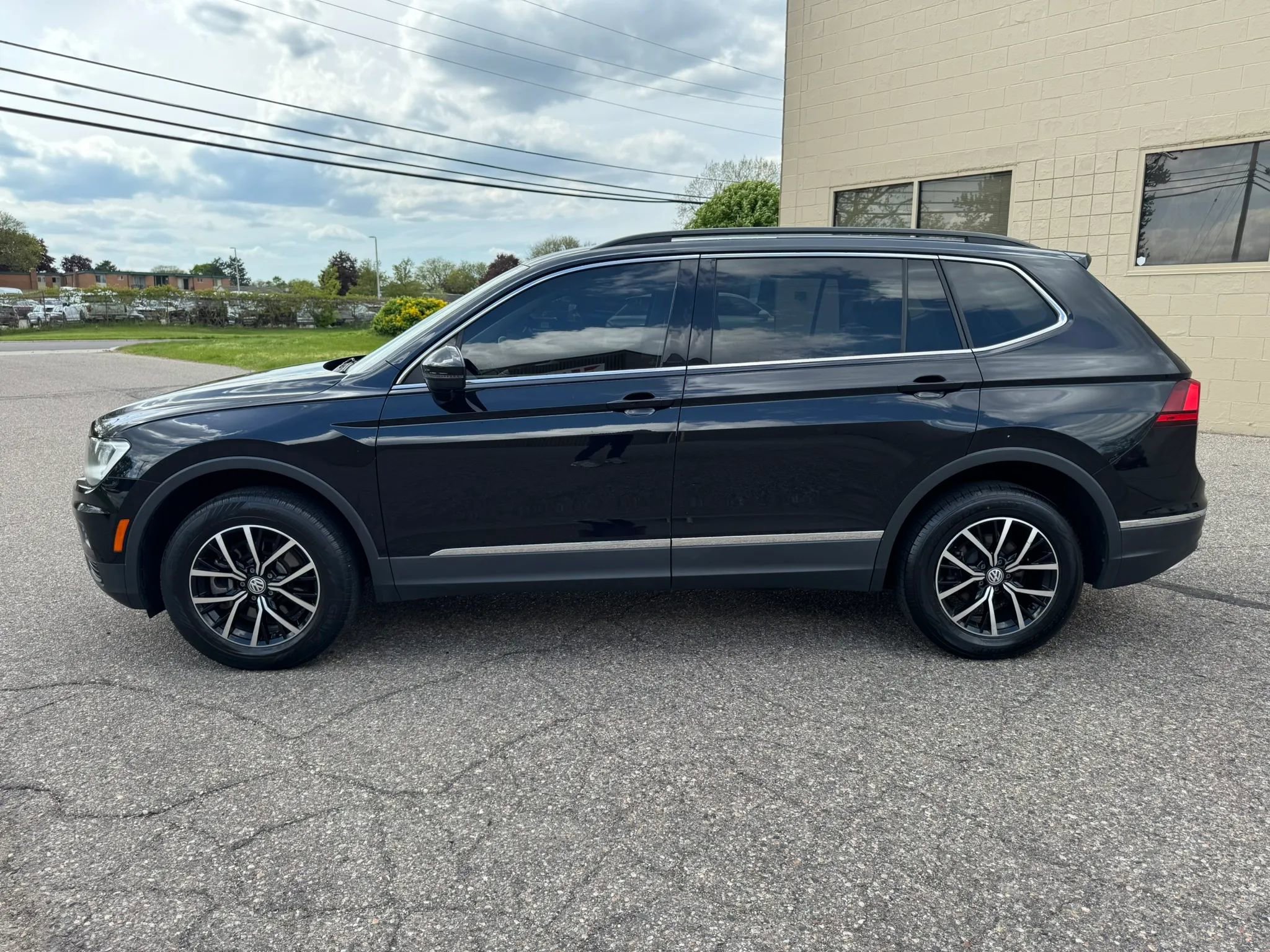 Used 2021 Volkswagen Tiguan SE FWD image 5