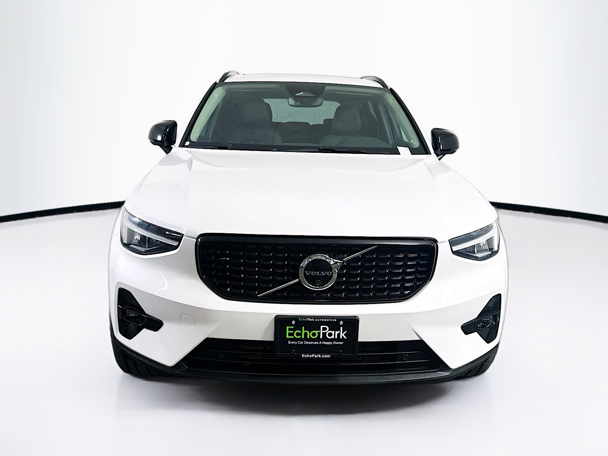Used 2025 Volvo XC40 B5 Plus image 2