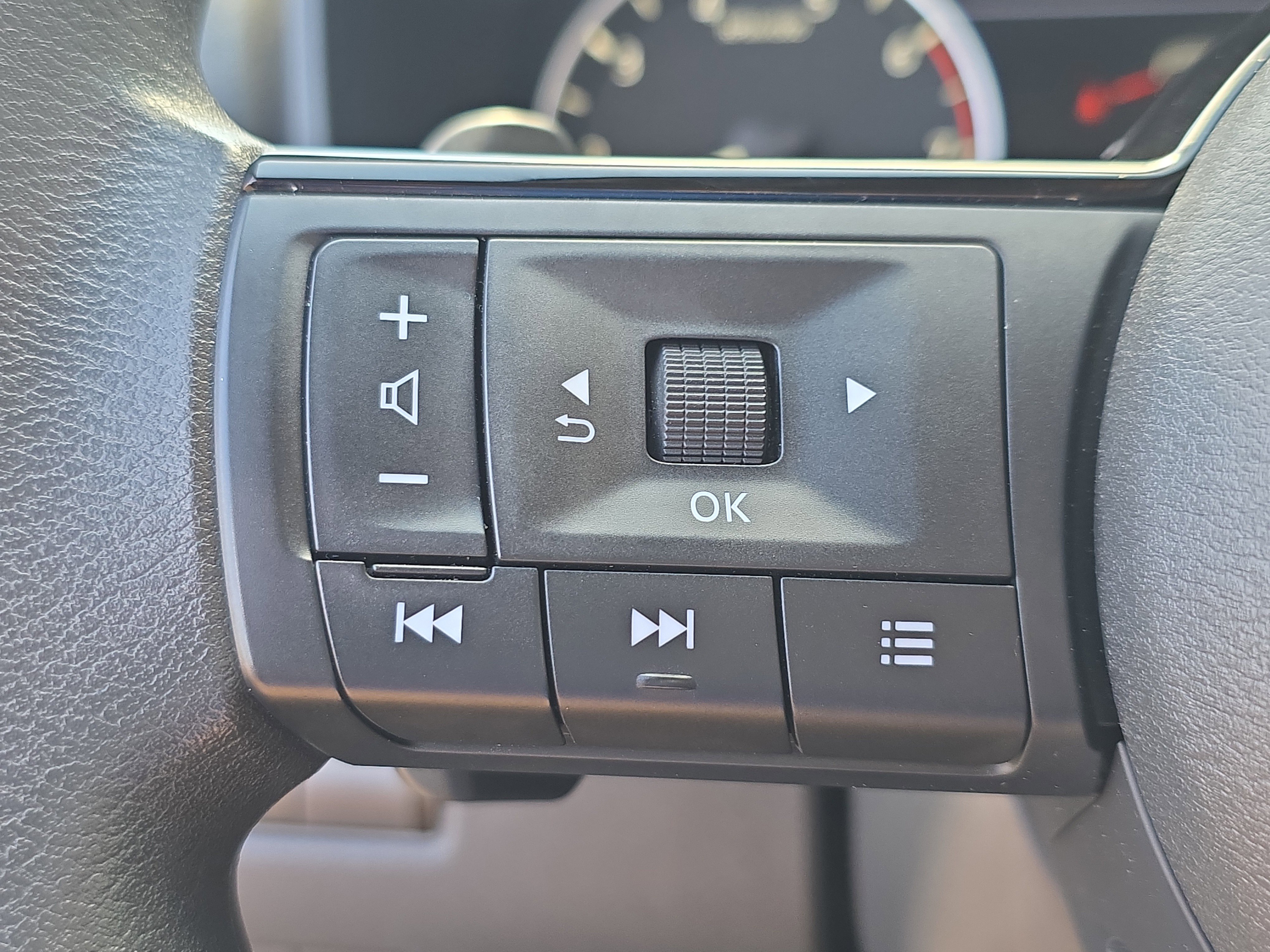 Used 2023 Nissan Rogue SV image 29