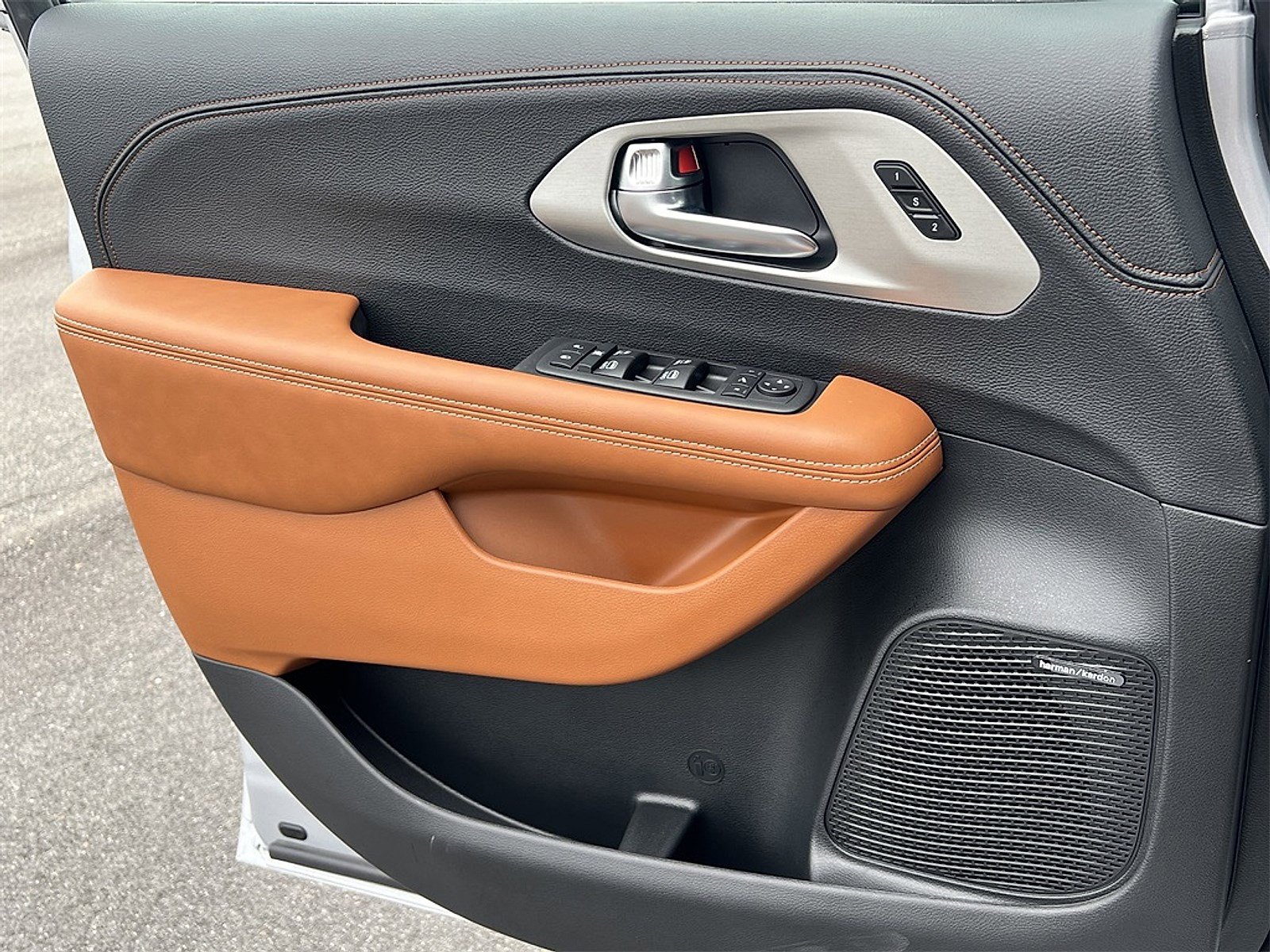 New 2026 Chrysler Pacifica Pinnacle image 17