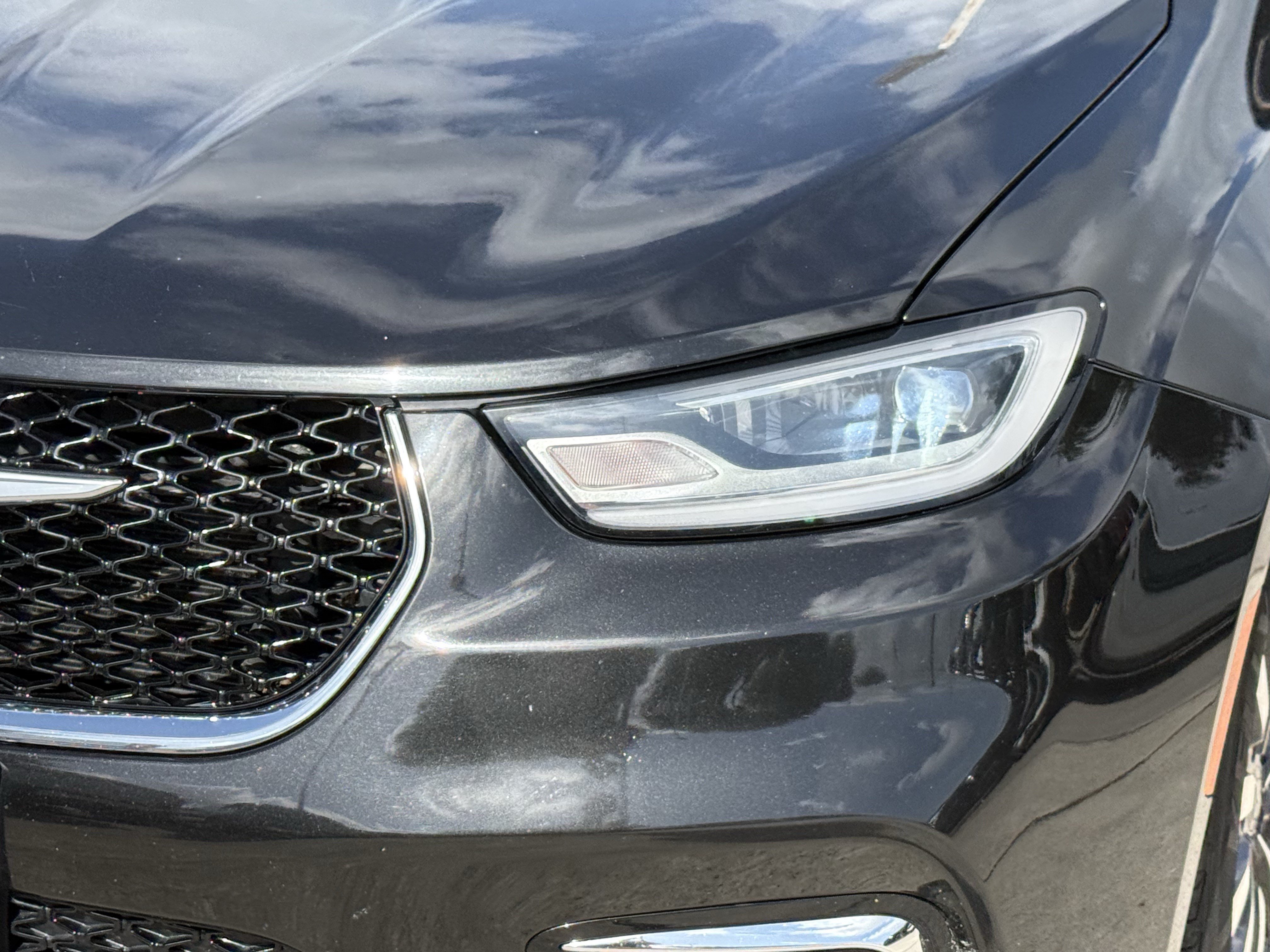 Used 2023 Chrysler Pacifica Touring-L FWD image 11